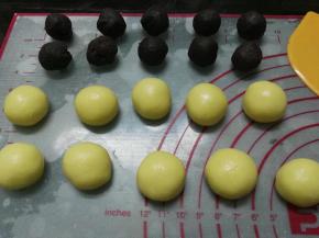 分成每个20克左右，揉圆；红豆馅分成每个10克，揉圆