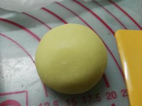 用虎口收口，搓圆，封口朝下