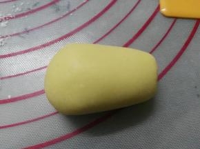 搓成一头大、一头小的锥子形（如图形状）