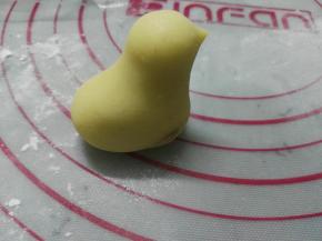 再慢慢地用手捏出小鸡造型。注意捏的时候尽量轮廓清晰些，不然烘烤之后会膨胀，形状就会变成婴儿肥了，不过，看上去还是萌萌的