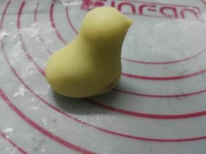 再慢慢地用手捏出小鸡造型。注意捏的时候尽量轮廓清晰些，不然烘烤之后会膨胀，形状就会变成婴儿肥了，不过，看上去还是萌萌的