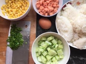 材料备齐，黄瓜去皮洗净切丁，火腿切丁，葱洗净切碎，玉米粒洗净沥干水分
