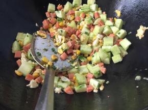 倒入黄瓜丁