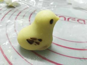 可可粉掺少量水，混匀，稍微稠一点，用细的小圆筷子蘸少量可可液给小鸡按上眼睛、装上翅膀，呵呵呵，画龙点睛一点不假，按上翅膀和眼睛的小鸡更神似了！