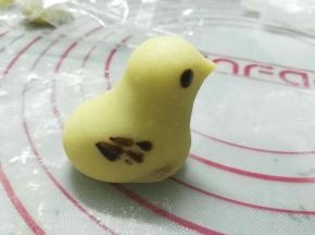 可可粉掺少量水，混匀，稍微稠一点，用细的小圆筷子蘸少量可可液给小鸡按上眼睛、装上翅膀，呵呵呵，画龙点睛一点不假，按上翅膀和眼睛的小鸡更神似了！