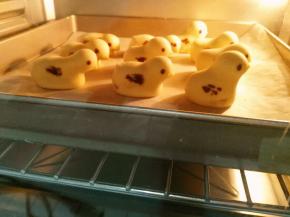 拿掉保鲜膜，将做好的小鸡放入预热好的烤箱，160度，中下层，15分钟，只要看到小鸡头部有点微黄即可