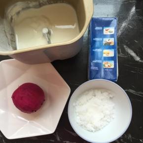 材料备齐，火龙果去皮