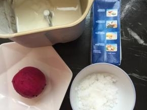 材料备齐，火龙果去皮