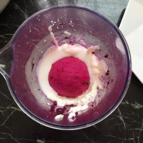 把所有材料放入料理杯