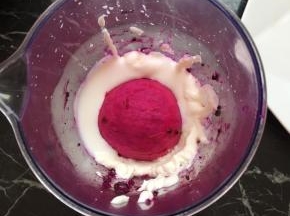 把所有材料放入料理杯