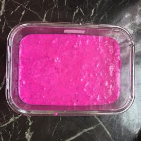 倒入保鲜盒，放冰箱冷冻2个小时