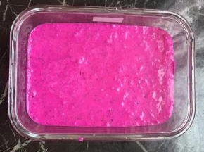 倒入保鲜盒，放冰箱冷冻2个小时