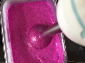 取出来用料理机搅打一下，把冰渣打碎