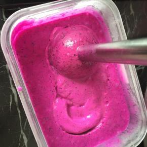 再放入冰箱冷冻2个小时，再拿出来打一下，这样反复两次就可以了，再放入冰箱冷冻4个小时，