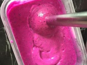 再放入冰箱冷冻2个小时，再拿出来打一下，这样反复两次就可以了，再放入冰箱冷冻4个小时，