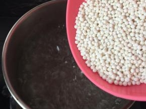 锅里烧开水，水要放多些，西米很难煮，所以要煮时间稍微长点，倒入西米，