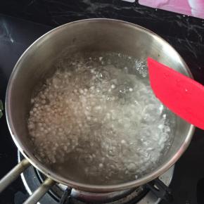 边煮边搅拌，搅拌至西米中间剩下一点点白心后关火焖10分钟