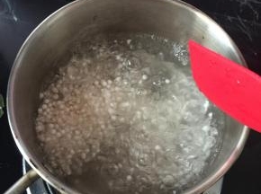 边煮边搅拌，搅拌至西米中间剩下一点点白心后关火焖10分钟