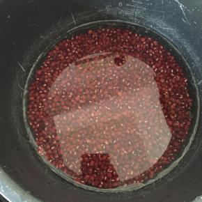 红豆洗干净放入电压力锅，加入2倍的水开始煮