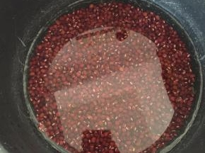 红豆洗干净放入电压力锅，加入2倍的水开始煮