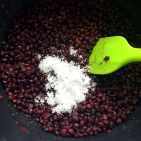 煮好的红豆放入白糖拌匀