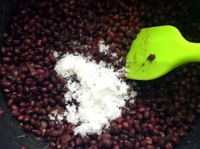 煮好的红豆放入白糖拌匀