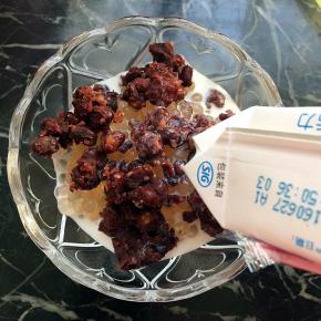 西米加红豆，放些冰箱冷藏的牛奶，口感超赞