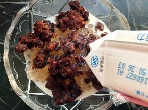 西米加红豆，放些冰箱冷藏的牛奶，口感超赞