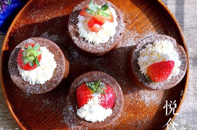 杯子草莓奶油蛋糕