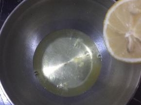 打发蛋清，滴入柠檬汁，50g糖分三次加入蛋清打发