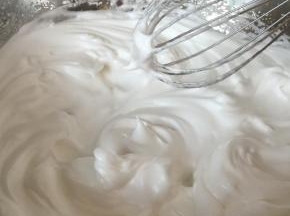 打发至硬性发泡