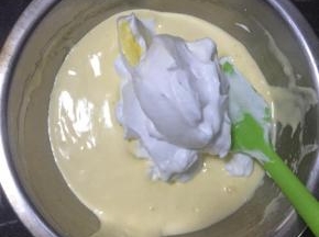 再把剩下的蛋白和蛋糊翻拌均匀