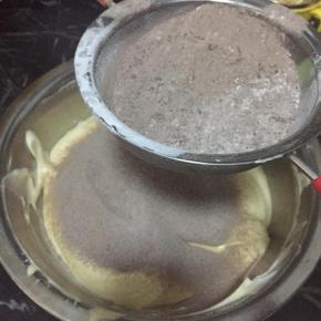 混合好后筛入可可面粉，翻拌均匀，这时预热烤箱180度，5分钟