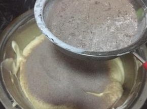 混合好后筛入可可面粉，翻拌均匀，这时预热烤箱180度，5分钟