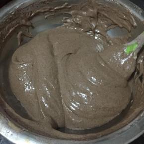最后把玉米油用刮刀挡一下慢慢倒入面糊里，翻拌均匀