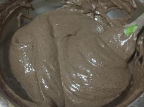 最后把玉米油用刮刀挡一下慢慢倒入面糊里，翻拌均匀