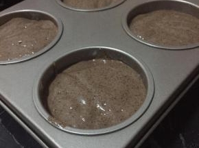 模具内壁用油刷一下，容易脱模，蛋糊倒入模具，轻震几下，震出大气泡，放入烤箱180度，30分钟