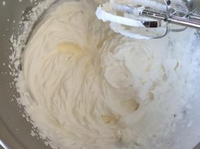 准备打发淡奶油，奶油加糖打发出纹路