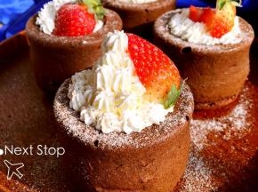 凉了脱模，奶油装进裱花袋用喜欢的花嘴挤在杯子里，用一些草莓做装饰就OK了