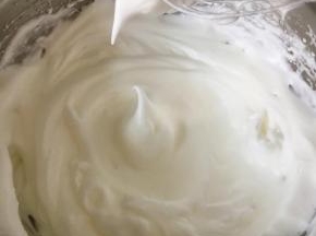 直至将蛋白打至有小弯钩即可；烤箱此时开始预热，上下管设定为200度；