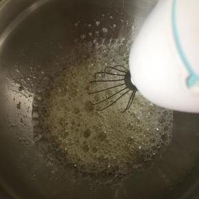 蛋清蛋黄分开打入干净无水无油的盆里，蛋清中加入几滴醋，用打蛋器打至泡沫细腻时，分3次放入余下的糖