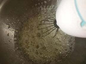 蛋清蛋黄分开打入干净无水无油的盆里，蛋清中加入几滴醋，用打蛋器打至泡沫细腻时，分3次放入余下的糖
