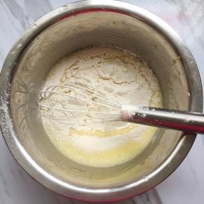 蛋黄中加入细砂糖10克，玉米油，牛奶，用蛋抽打匀，筛入低粉，搅拌均匀