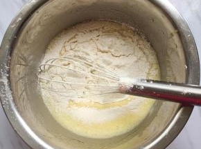 蛋黄中加入细砂糖10克，玉米油，牛奶，用蛋抽打匀，筛入低粉，搅拌均匀