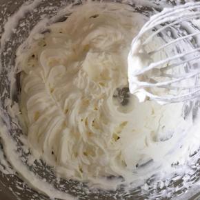 草莓洗干净，去蒂沥干水分切成丁，淡奶油中放入糖，用打蛋器打至七分发