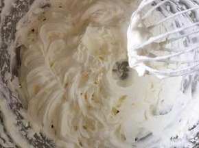 草莓洗干净，去蒂沥干水分切成丁，淡奶油中放入糖，用打蛋器打至七分发