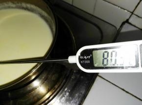 淡奶油放煤气灶上小火加热至80度左右离火待用（季节不同加热的温度也不同）