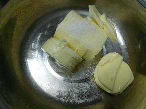 软化黄油放入打蛋盆，加盐，用打蛋器低速将黄油打顺滑（加盐是为了增加风味）