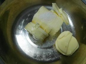 软化黄油放入打蛋盆，加盐，用打蛋器低速将黄油打顺滑（加盐是为了增加风味）
