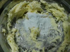 分三次加入糖粉，打发前用打蛋器先将糖粉搅匀后再打发，稍微打发一下用刮刀将盆边黄油刮在一起再打发（为了所有状态比较均匀），每加一次糖粉应打匀后再加第二次糖粉，第二次加糖打发拌匀后，预热烤箱，170度，6分钟左右。